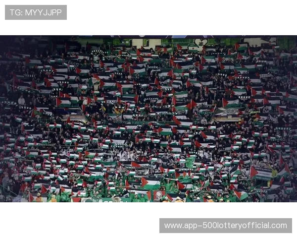 球迷看台高举声援横幅，致敬退役队长范戴克