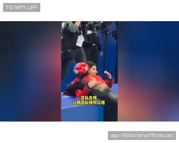 瞬间:科贝尔连续两次神扑后,队友上前紧紧拥抱